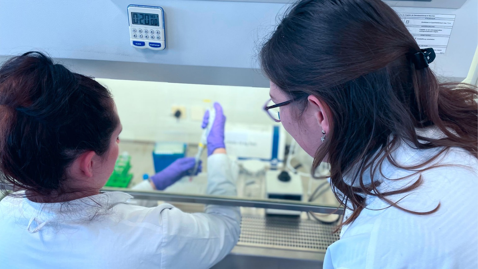 260220_CERTANIA_GBD_Website_TwoFemaleLabWorker 260220_CERTANIA_GBD_Website_TwoFemaleLabWorker